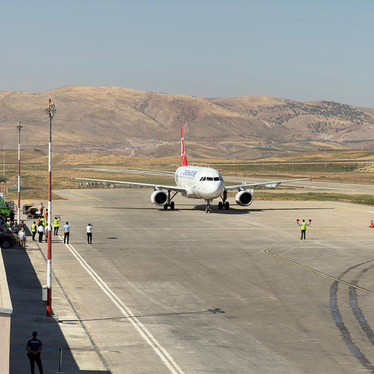 YENİLENEN SİİRT HAVALİMANI’NA İLK YOLCU UÇAĞI İNDİ