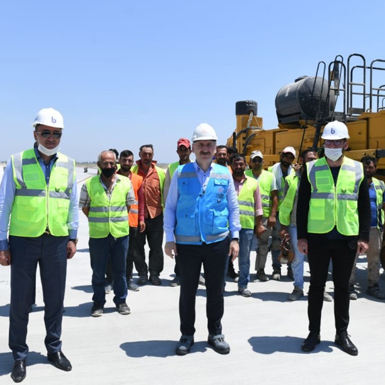 ULAŞTIRMA VE ALTYAPI BAKANI KARAİSMAİLOĞLU, ÇUKUROVA BÖLGESEL HAVALİMANI İNŞAATINI İNCELEDİ