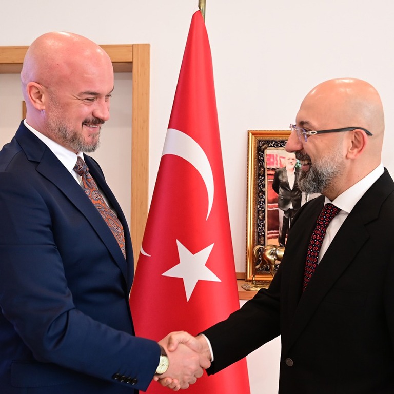 DHMİ'DE DEVİR TESLİM