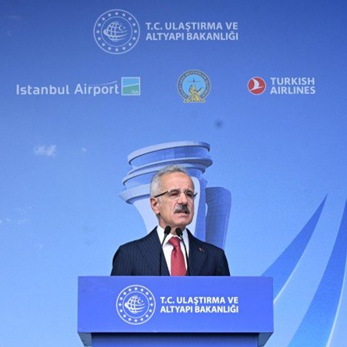 İSTANBUL HAVALİMANI’NDAN ÜÇ UÇAK AYNI ANDA HAVALANDI