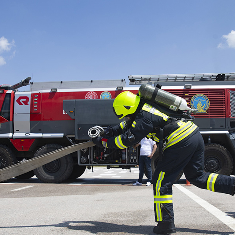 HAVALİMANI ARFF MEMURLARI ESENBOĞA'DA KURULAN ZORLU PARKURLARDAKİ DAYANIKLILIK YARIŞMASINDA MÜCADELE ETTİ