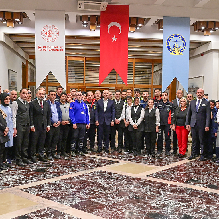 ULAŞTIRMA VE ALTYAPI BAKANI ADİL KARAİSMAİLOĞLU DHMİ ÇALIŞANLARIYLA İFTARDA BULUŞTU