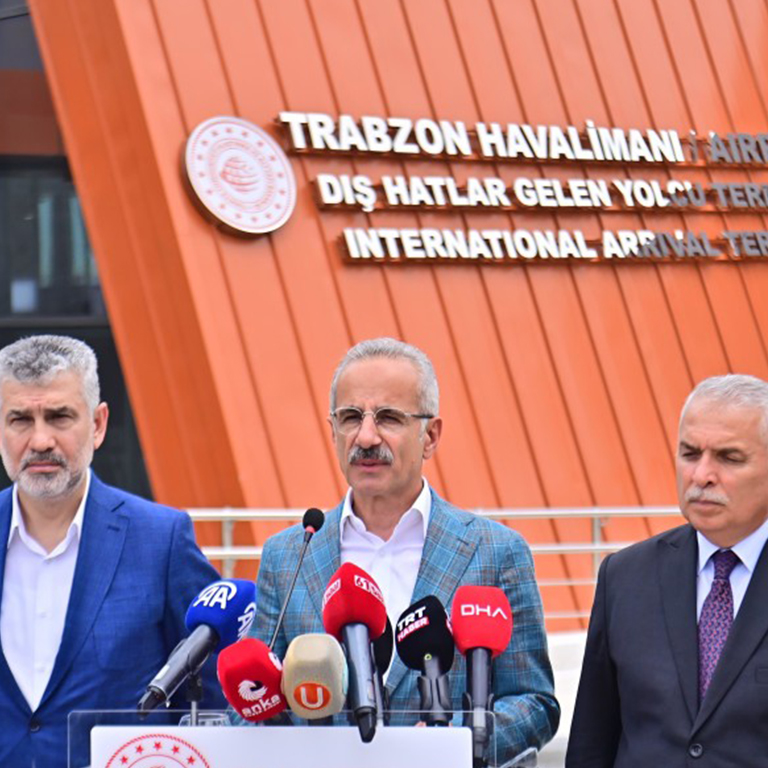BAKAN URALOĞLU, TRABZON’DA; HAVALİMANI, GÜNEY ÇEVRE YOLU, KENTİÇİ RAYLI SİSTEM PROJESİ VE ŞEHİR HASTANESİYLE İLGİLİ KONUŞTU