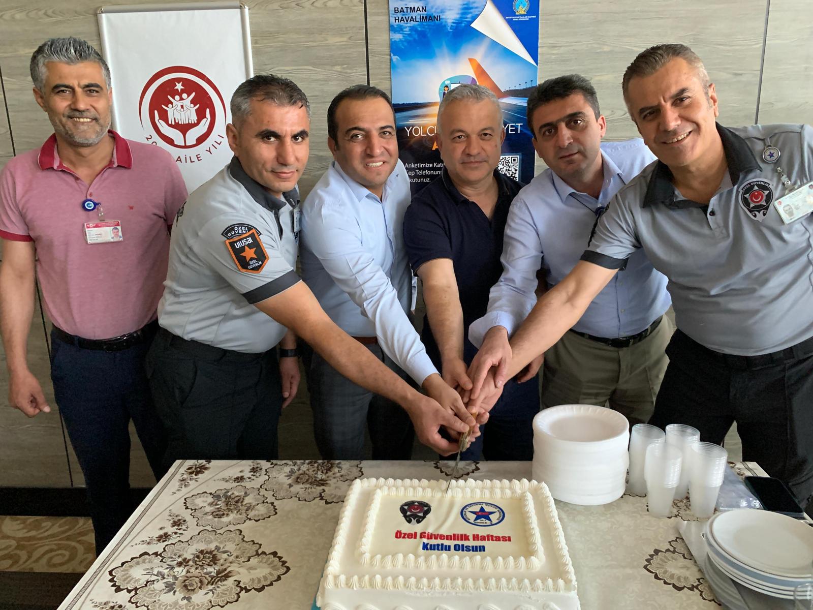 Batman Havalimanında Çalışan Özel Güvenlik Personelinin "26 Haziran Özel Güvenlik Görevlileri Günü" Kutlaması