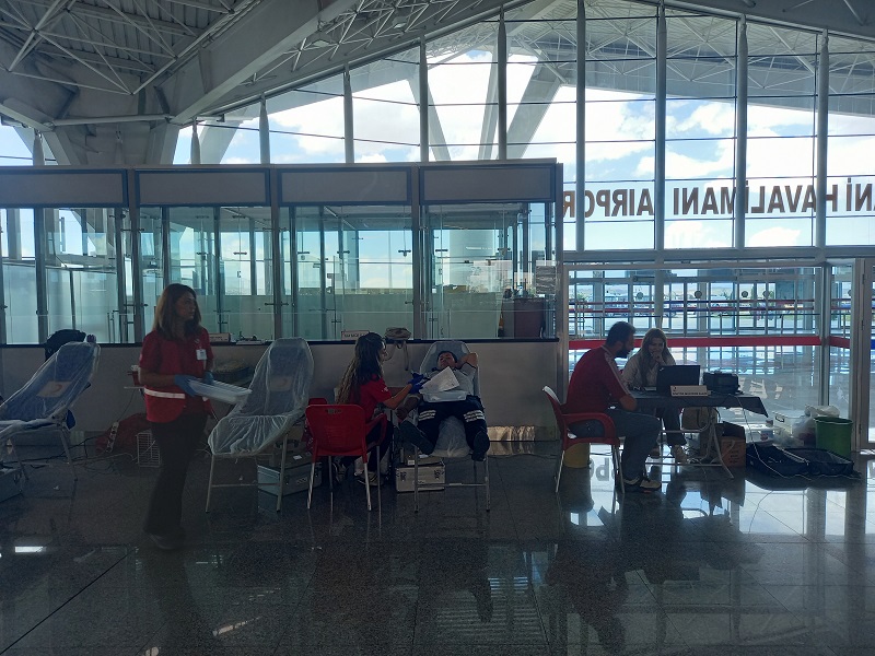 HAVALİMANIMIZDA KIZILAY TARAFINDAN KAN BAĞIŞI KAMPANYASI DÜZENLENDİ