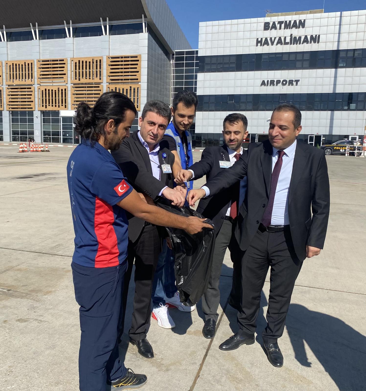 Batman Havalimanı'nda Uçuş Emniyeti İçin FOD Yürüyüşü Gerçekleştirildi