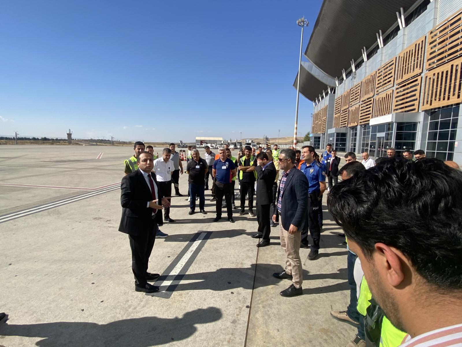 Batman Havalimanı'nda Uçuş Emniyeti İçin FOD Yürüyüşü Gerçekleştirildi