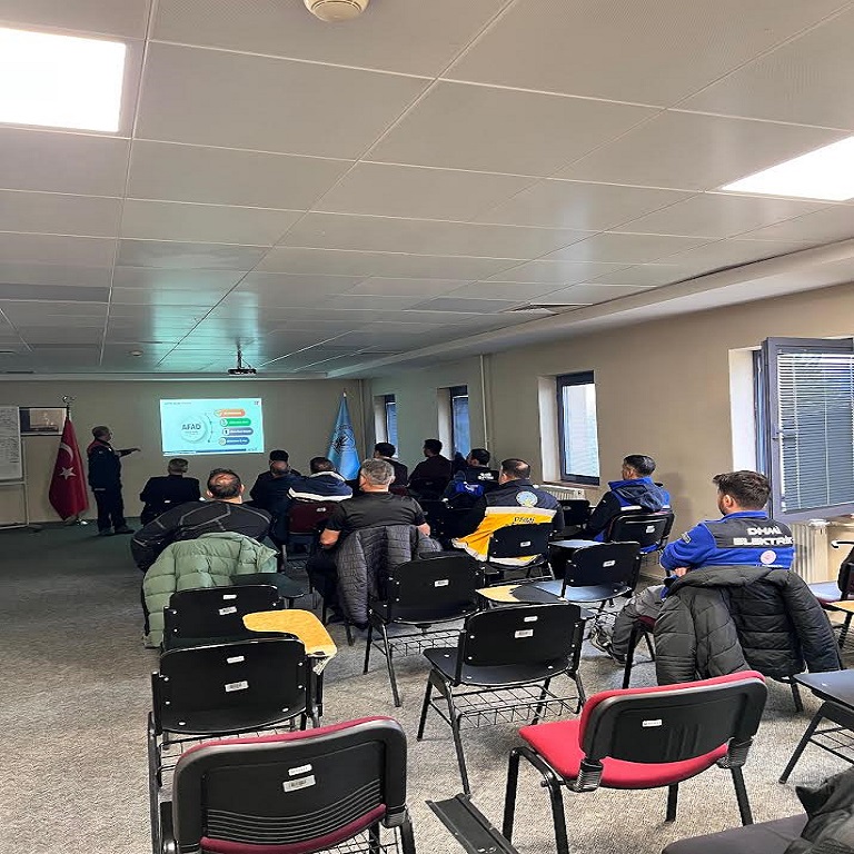 ERZURUM HAVALİMANI ELEKTRİK MÜDÜRLÜĞÜ PERSONELLERİNE AFAD FARKINDALIK EĞİTİMİ VERİLDİ