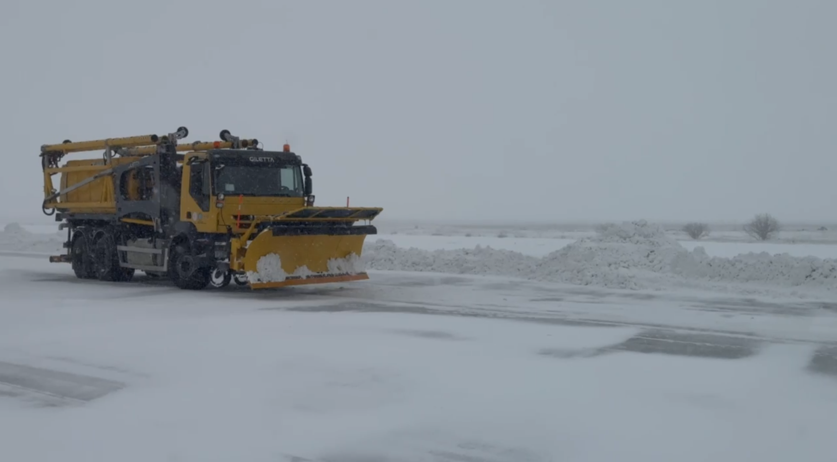 HAVALİMANIMIZDA KAR VE BUZLANMAYA KARŞI YOĞUN MÜCADELE