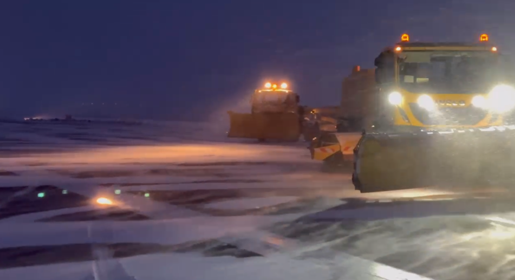 HAVALİMANIMIZDA KAR VE BUZLANMAYA KARŞI YOĞUN MÜCADELE