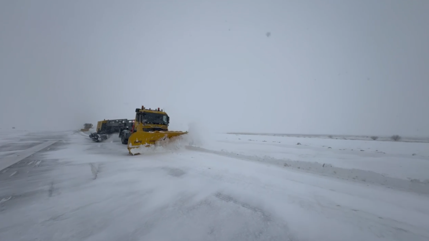 HAVALİMANIMIZDA KAR VE BUZLANMAYA KARŞI YOĞUN MÜCADELE