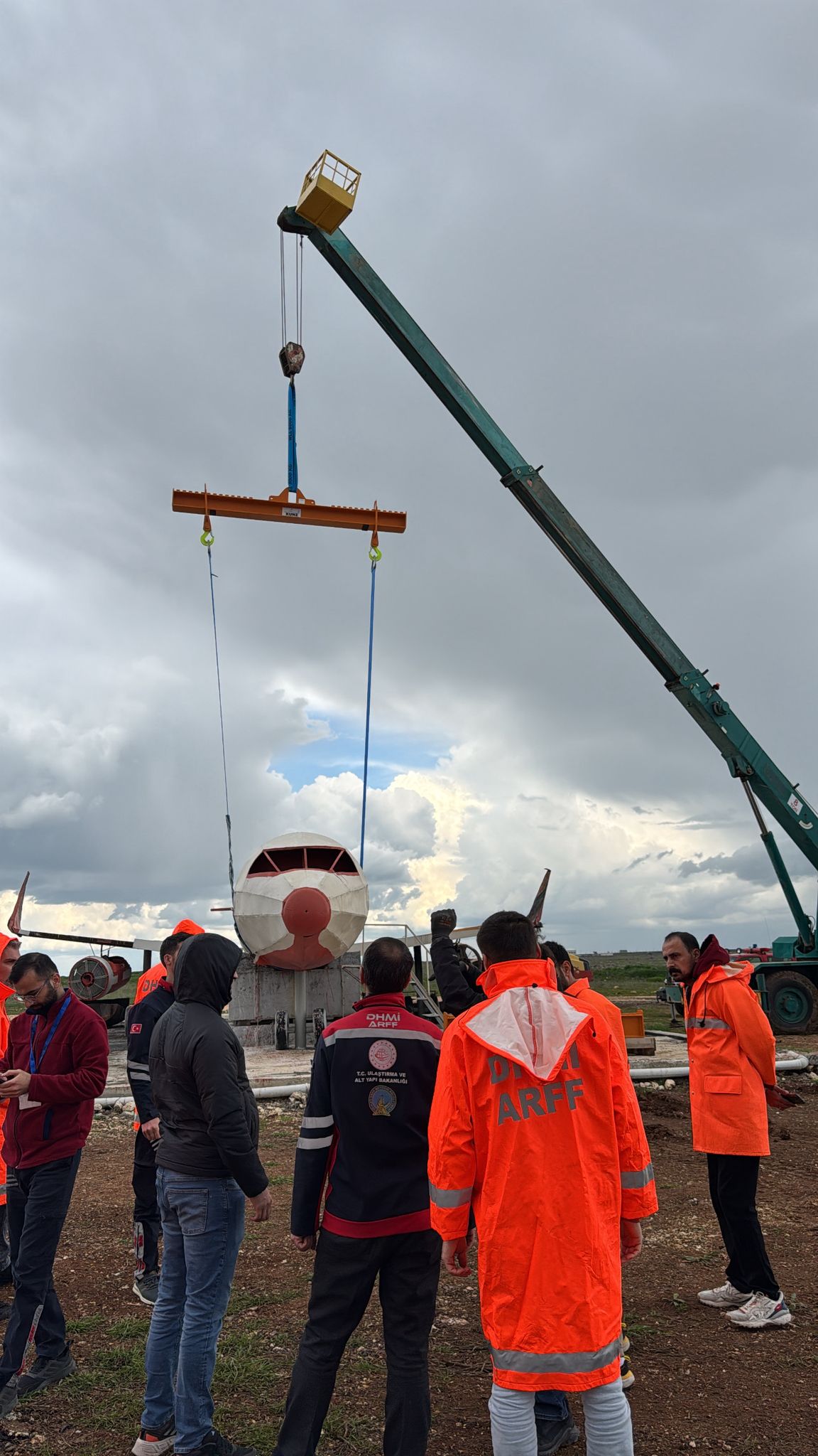 Havalimanımızda Uçak Kaldırma Kemerleri Eğitimi ve Tatbikatı Yapıldı.