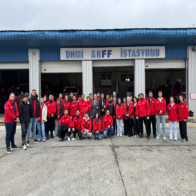 ARDAHAN ÜNİVERSİTESİ NİHAT DELİBALTA GÖLE MESLEK YÜKSEKOKULU MÜLKİYET KORUMA VE GÜVENLİK BÖLÜMÜ SİVİL SAVUNMA VE İTFAİYECİLİK PROGRAMI ÖĞRENCİLERİ HAVALİMANIMIZI ZİYARET ETTİ