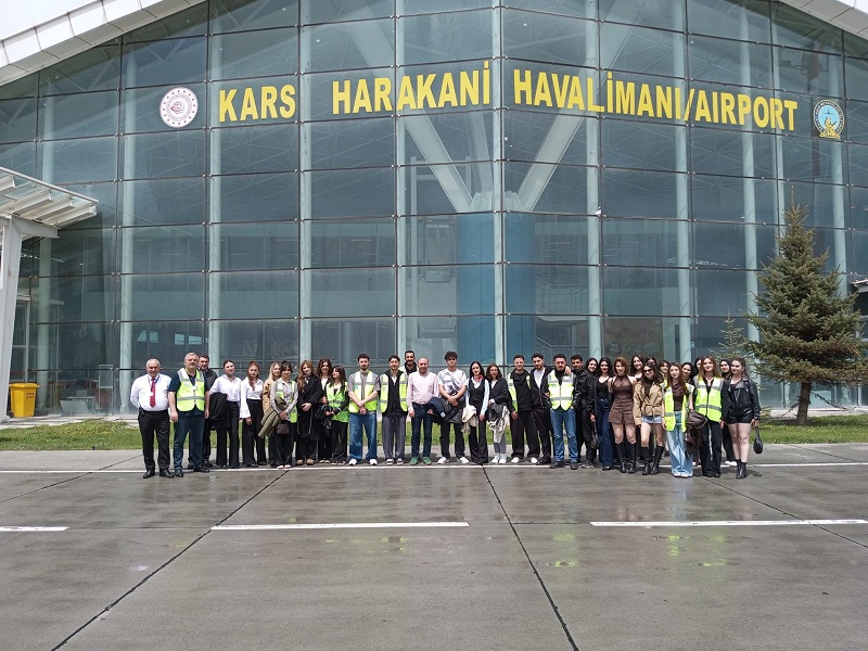 KAFKAS ÜNİVERSİTESİ SUSUZ MESLEK YÜKSEKOKULU ULAŞTIRMA HİZMETLERİ BÖLÜMÜ SİVİL HAVACILIK KABİN HİZMETLERİ PROGRAMI ÖĞRENCİLERİ HAVALİMANIMIZI ZİYARET ETTİ