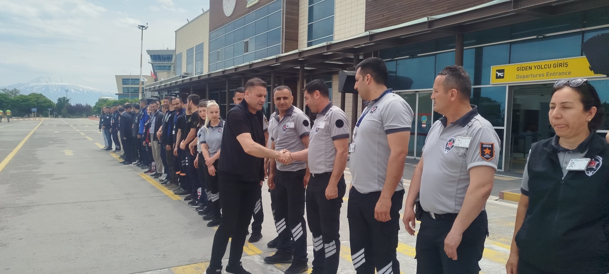 IĞDIR ŞEHİT BÜLENT AYDIN HAVALİMANI MÜDÜRÜ SAYIN FİKRET BAĞCA PERSONEL İLE BİR ARAYA GELEREK KURBAN BAYRAMINI KUTLADI.