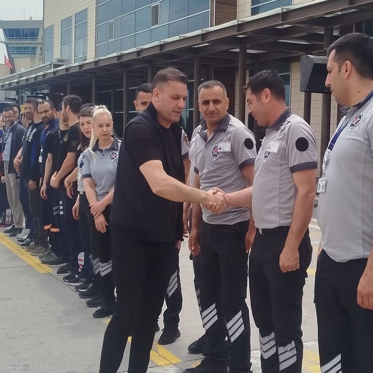 IĞDIR ŞEHİT BÜLENT AYDIN HAVALİMANI MÜDÜRÜ SAYIN FİKRET BAĞCA PERSONEL İLE BİR ARAYA GELEREK KURBAN BAYRAMINI KUTLADI.