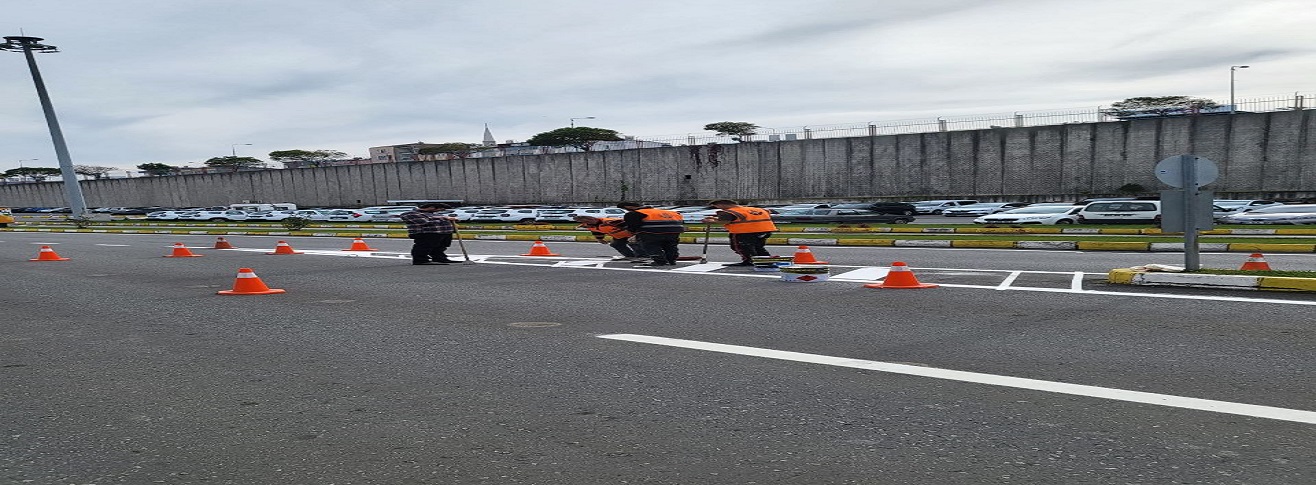 Havalimanımız kara tarafında karayolları tarafından yol çizgileri ve yaya geçitlerinin boyası yenilenmiştir.