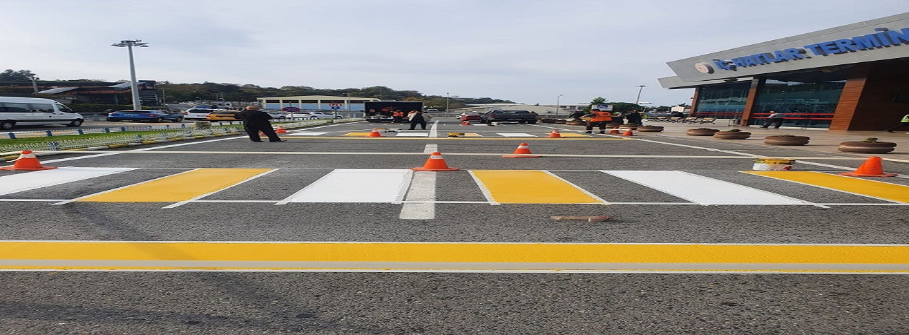 Havalimanımız kara tarafında karayolları tarafından yol çizgileri ve yaya geçitlerinin boyası yenilenmiştir.