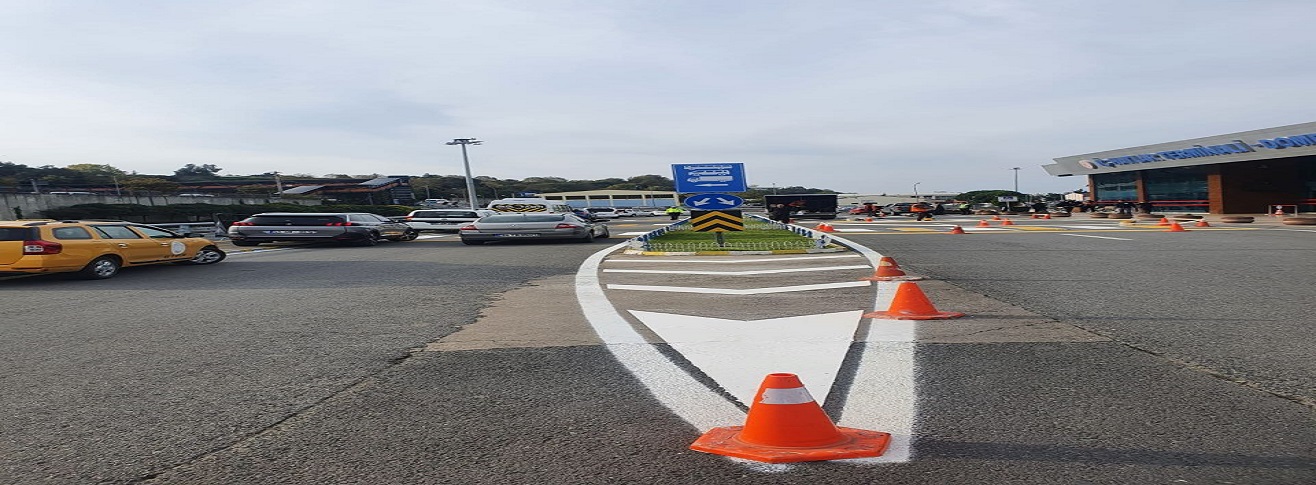 Havalimanımız kara tarafında karayolları tarafından yol çizgileri ve yaya geçitlerinin boyası yenilenmiştir.