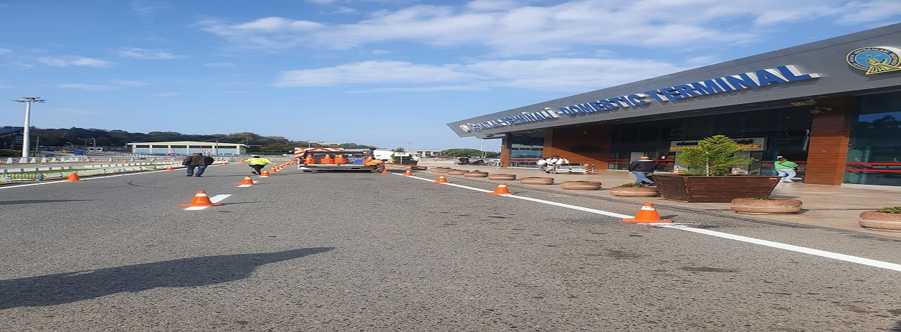 Havalimanımız kara tarafında karayolları tarafından yol çizgileri ve yaya geçitlerinin boyası yenilenmiştir.