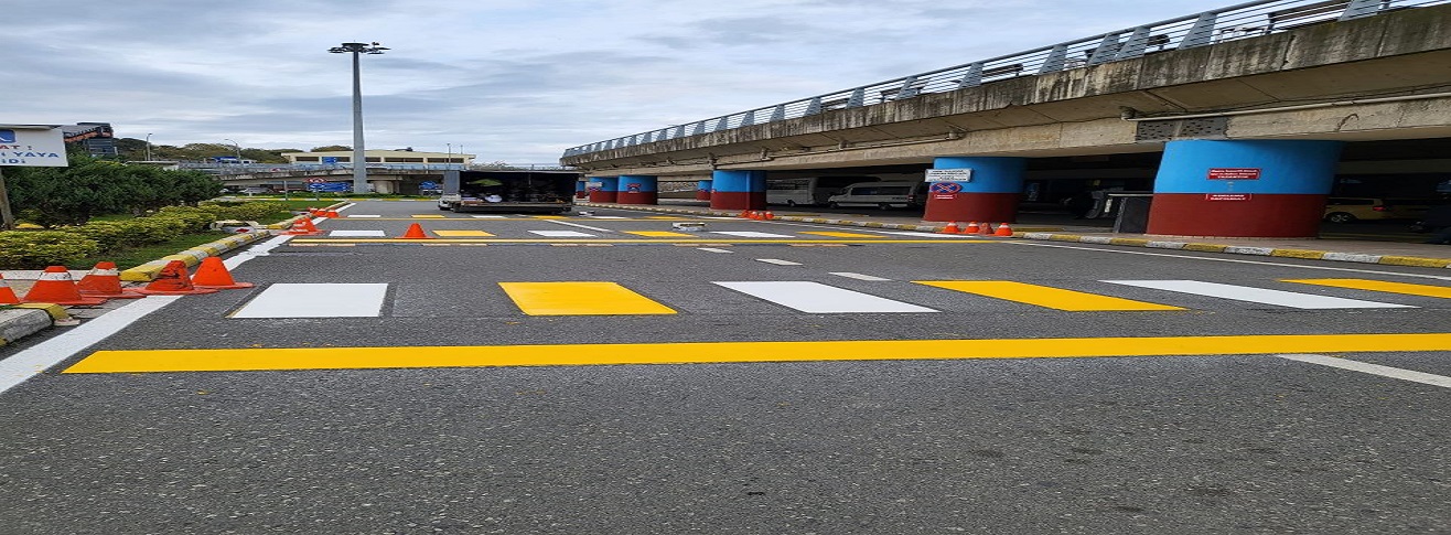 Havalimanımız kara tarafında karayolları tarafından yol çizgileri ve yaya geçitlerinin boyası yenilenmiştir.