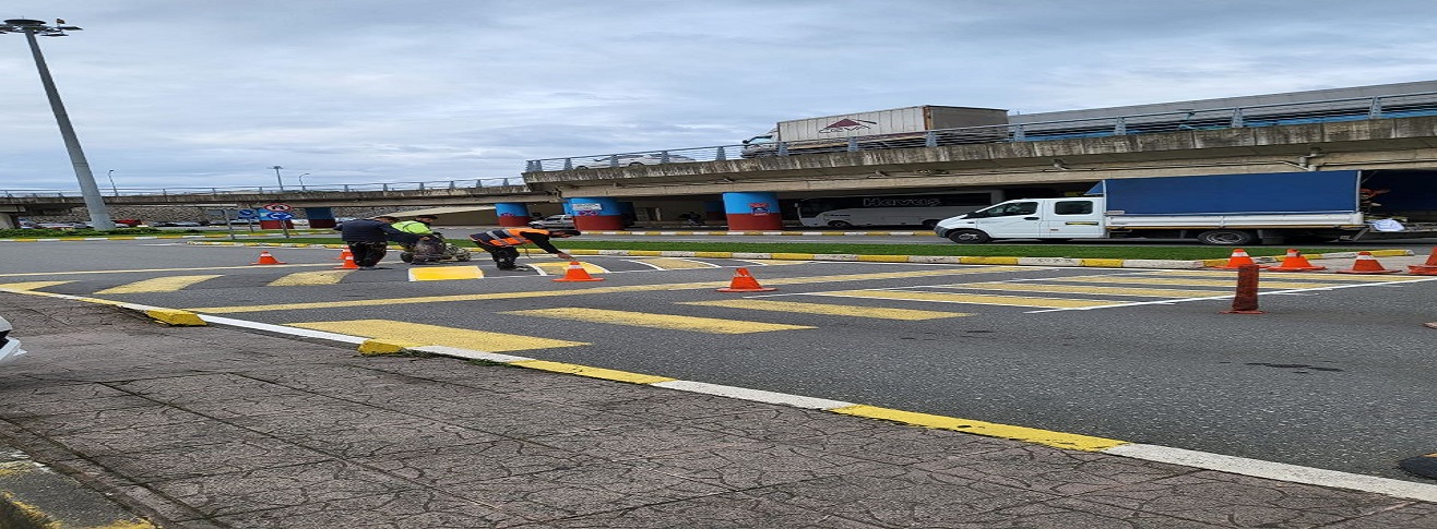 Havalimanımız kara tarafında karayolları tarafından yol çizgileri ve yaya geçitlerinin boyası yenilenmiştir.