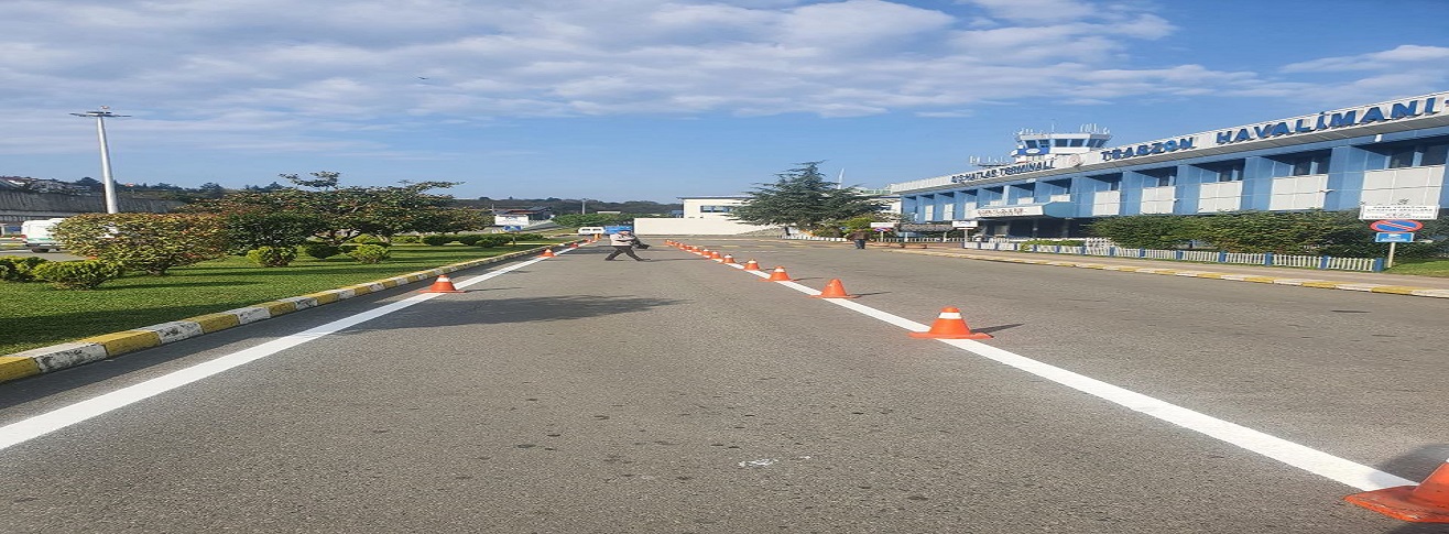 Havalimanımız kara tarafında karayolları tarafından yol çizgileri ve yaya geçitlerinin boyası yenilenmiştir.