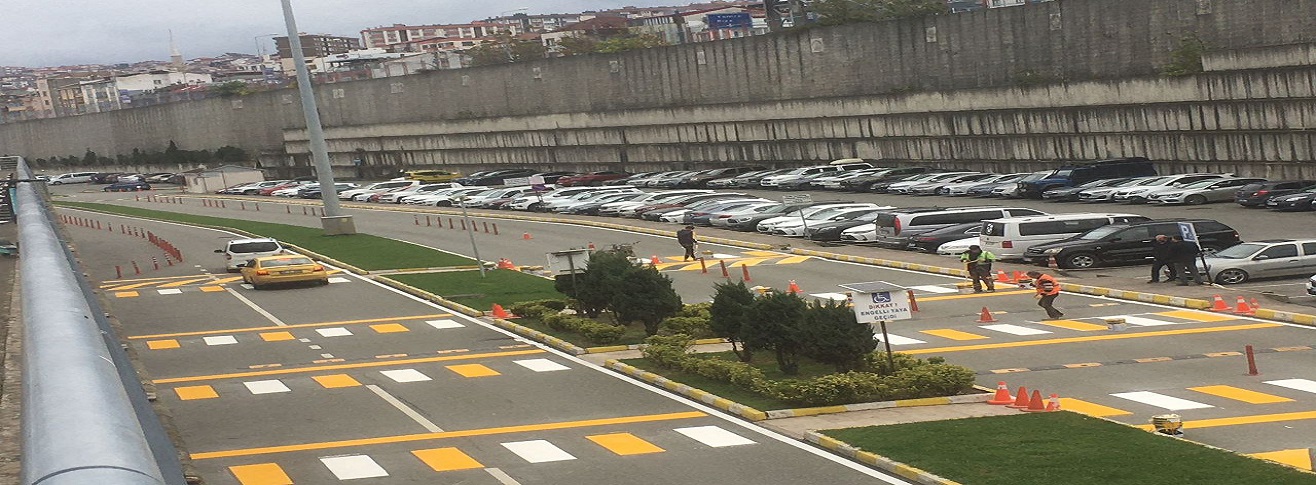 Havalimanımız kara tarafında karayolları tarafından yol çizgileri ve yaya geçitlerinin boyası yenilenmiştir.