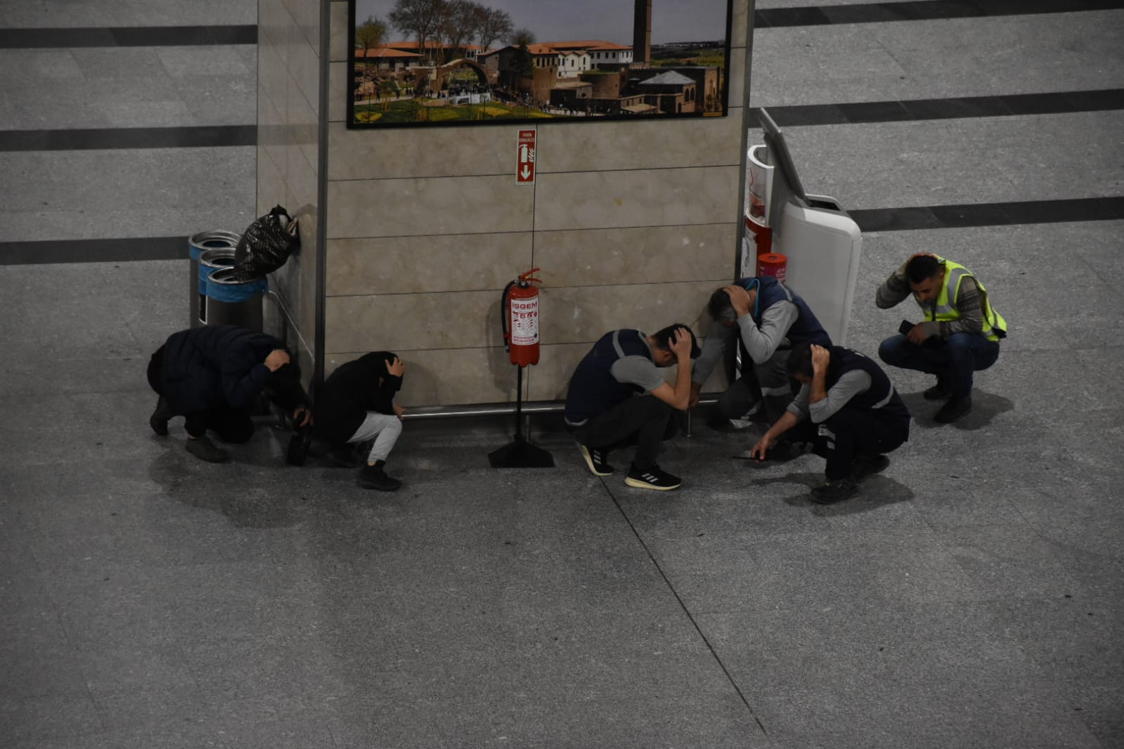 HAVALİMANIMIZDA DEPREM TATBİKATI "ÇÖK, KAPAN, TUTUN" GERÇEKLEŞTİRİLDİ.