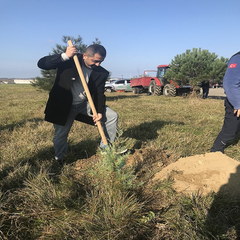 HAVALİMANIMIZDA YÜZLERCE FİDAN TOPRAKLA BULUŞTU