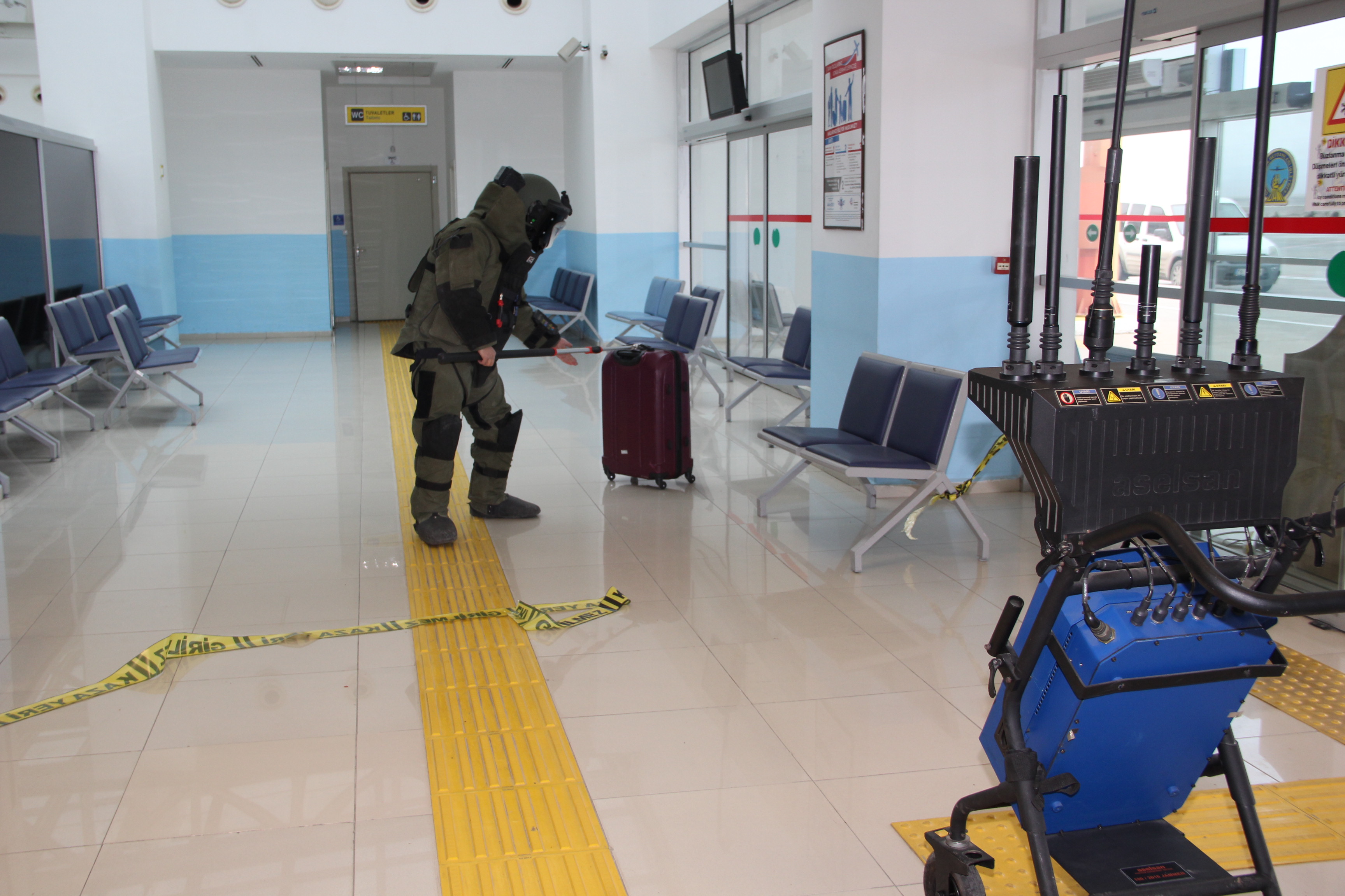 HAVALİMANIMIZDA BOMBA İHBAR TATBİKATI DÜZENLENDİ