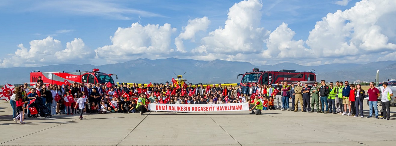 CUMHURİYETİMİZİN 100. YILI 100 ÖĞRENCİ İLE  HAVALİMANIMIZDA COŞKUYLA KUTLANDI