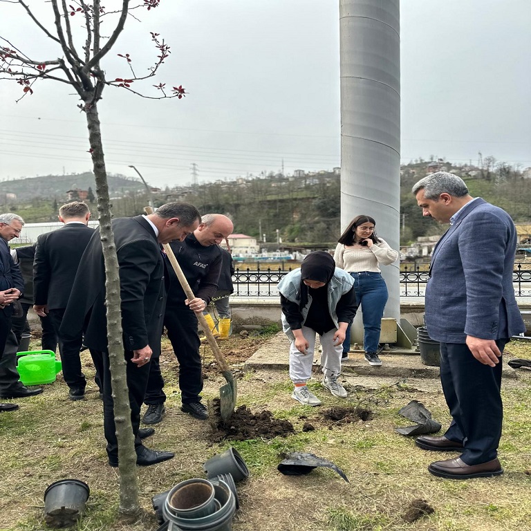 Dünya Çevre Günü’nde Çevre Şehircilik Müdürü Ali Serkan SAVAŞ, Orman Müdürü Murat GENÇ, Havalimanı Müdürü Fikret AKBULUT ve Tüm Çalışanların Katılımıyla Fidan Dikim Etkinliği Düzenlendi