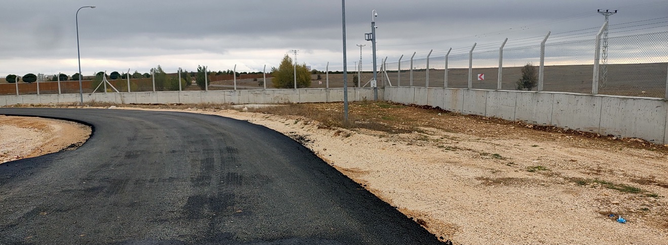ÇEVRE GÜVENLİK DUVARI VE ÇEVRE YOLU YENİLENDİ.