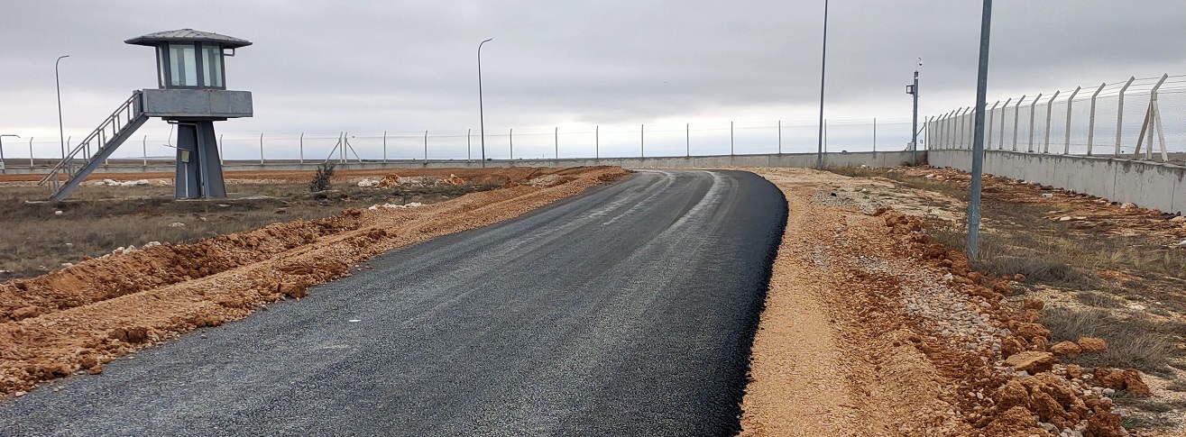 ÇEVRE GÜVENLİK DUVARI VE ÇEVRE YOLU YENİLENDİ.