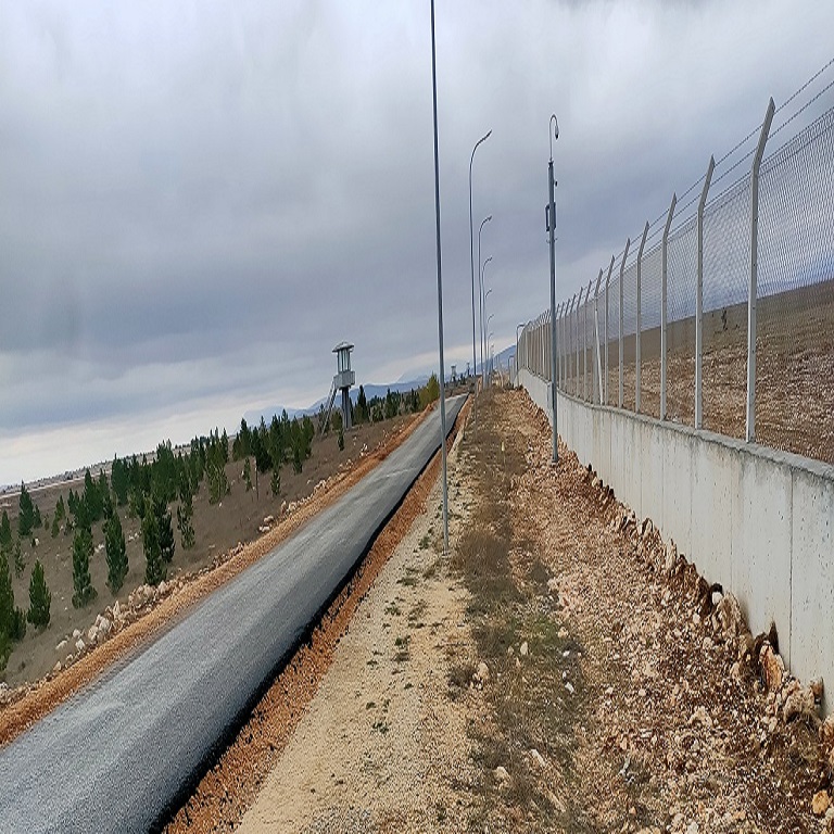 ÇEVRE GÜVENLİK DUVARI VE ÇEVRE YOLU YENİLENDİ.