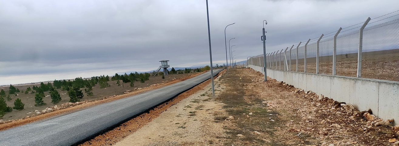 ÇEVRE GÜVENLİK DUVARI VE ÇEVRE YOLU YENİLENDİ.