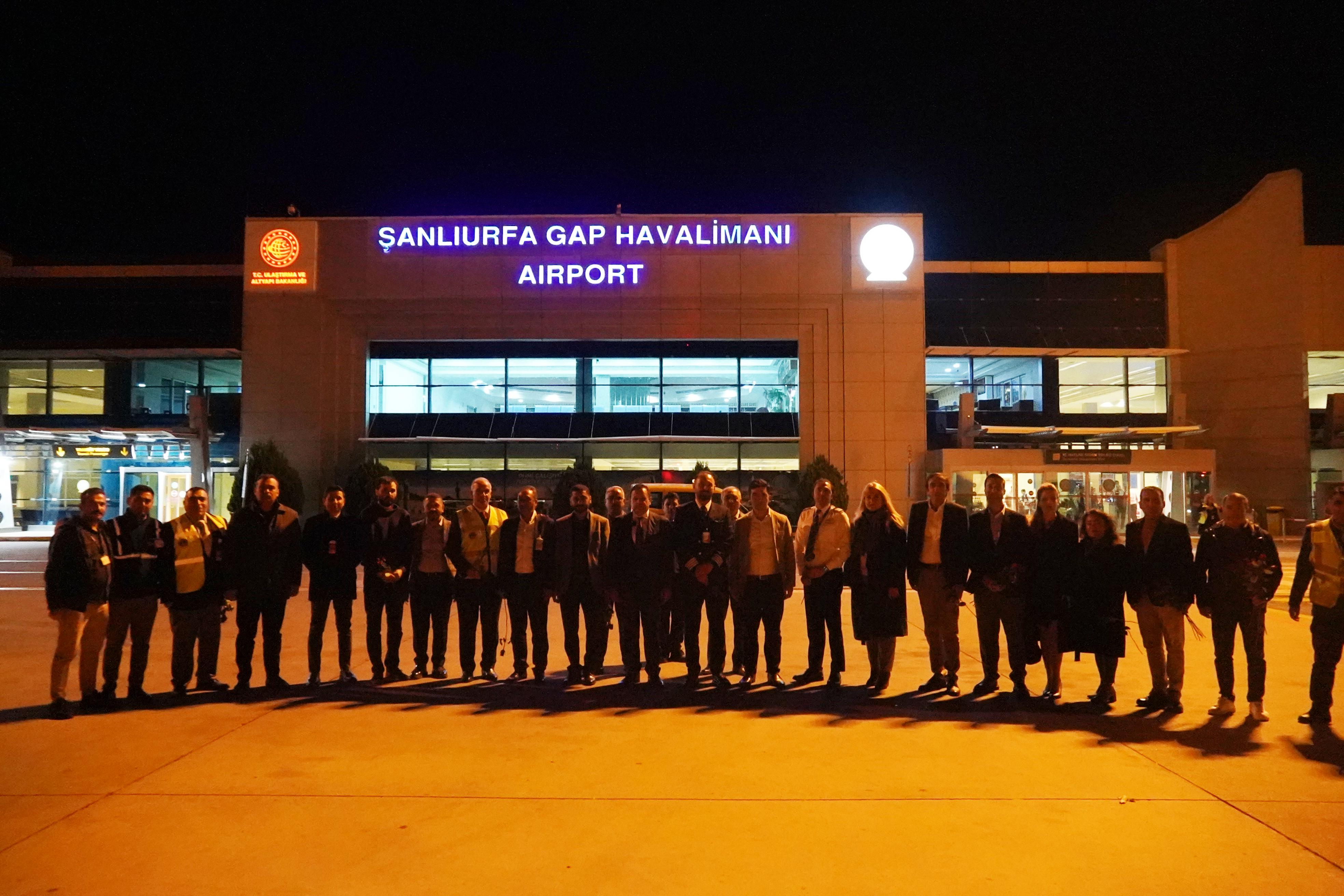 Antalya'dan Şanlıurfa'ya ilk uçak seferi bu gece gerçekleştirildi.