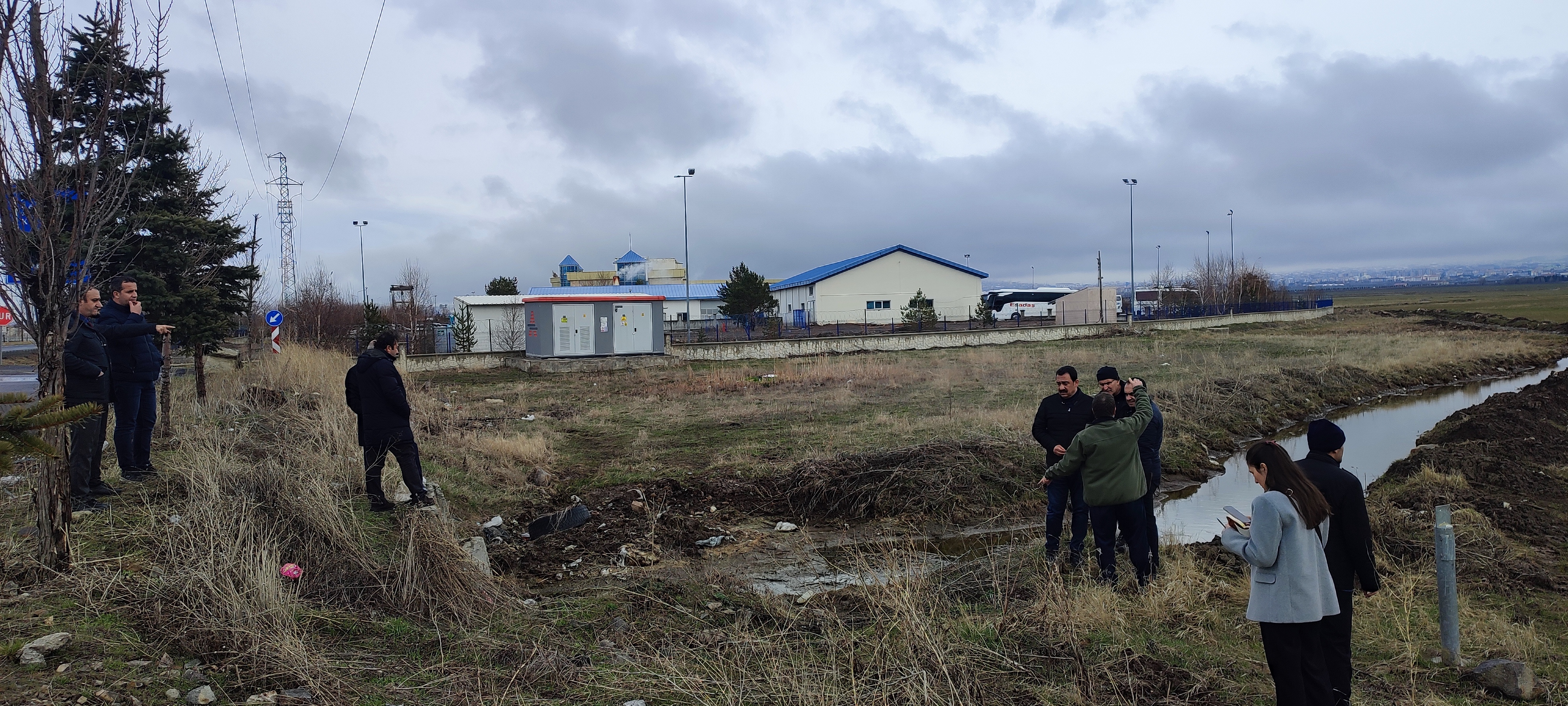 HAVALİMANIMIZ YAKIN ÇEVRESİNDE SİS YOĞUNLUĞUNA NEDEN OLAN VE KUŞ SÜRÜLERİNİ ÇEKEN ETKENLERİN DEĞERLENDİRİLEREK ORTADAN KALDIRILMASI İÇİN ÇEVRE TEDBİRLERİ KOMİSYON TOPLANTISI GERÇEKLEŞTIRİLDİ