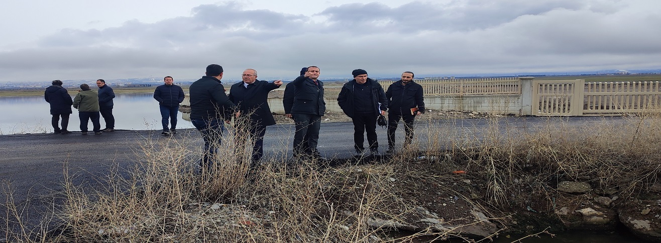 HAVALİMANIMIZ YAKIN ÇEVRESİNDE SİS YOĞUNLUĞUNA NEDEN OLAN VE KUŞ SÜRÜLERİNİ ÇEKEN ETKENLERİN DEĞERLENDİRİLEREK ORTADAN KALDIRILMASI İÇİN ÇEVRE TEDBİRLERİ KOMİSYON TOPLANTISI GERÇEKLEŞTIRİLDİ