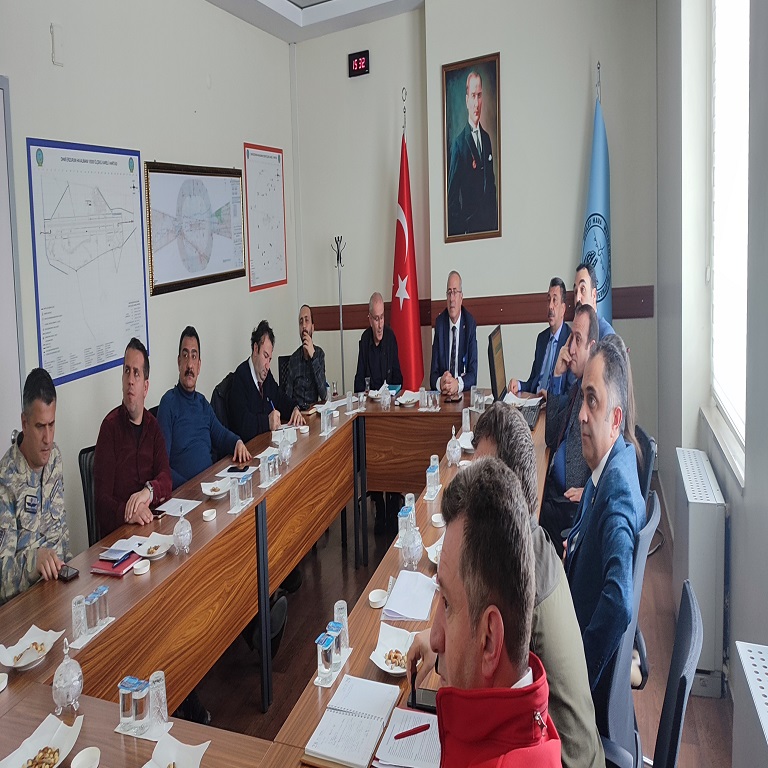 HAVALİMANIMIZ YAKIN ÇEVRESİNDE SİS YOĞUNLUĞUNA NEDEN OLAN VE KUŞ SÜRÜLERİNİ ÇEKEN ETKENLERİN DEĞERLENDİRİLEREK ORTADAN KALDIRILMASI İÇİN ÇEVRE TEDBİRLERİ KOMİSYON TOPLANTISI GERÇEKLEŞTIRİLDİ