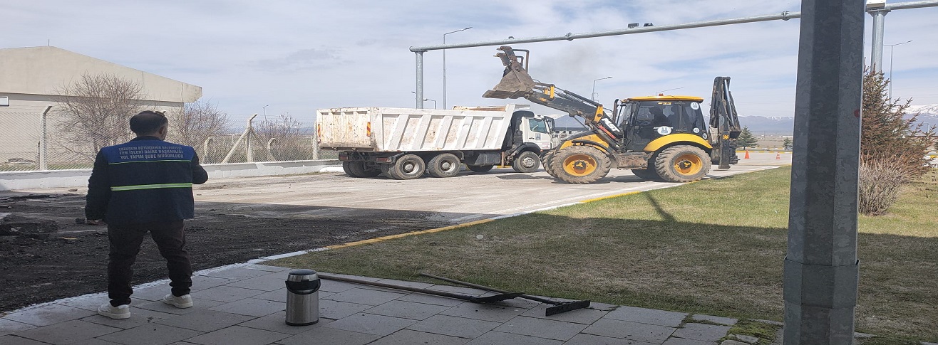 ERZURUM BÜYÜKŞEHİR BELEDİYESİ TARAFINDAN HAVALİMANIMIZDA YOL BAKIM, ASFALTLAMA VE PEYZAJ ÇALIŞMALARI YAPILIYOR