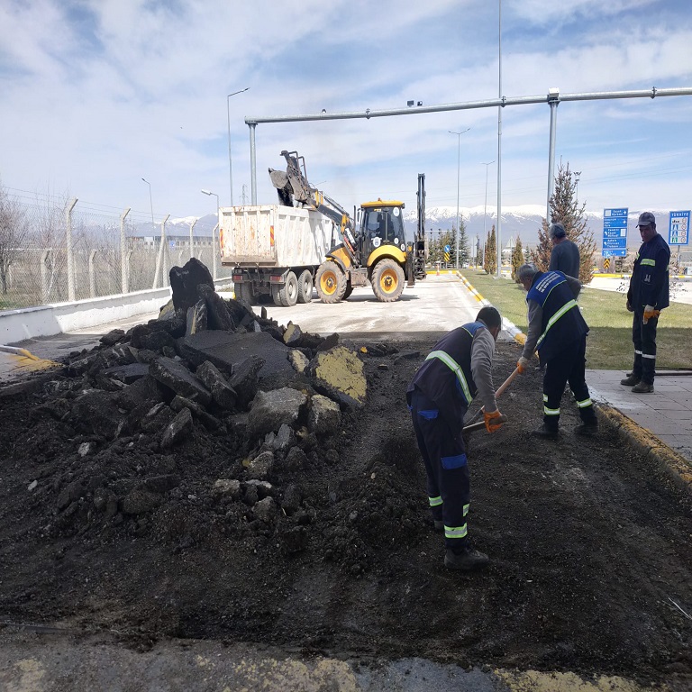 ERZURUM BÜYÜKŞEHİR BELEDİYESİ TARAFINDAN HAVALİMANIMIZDA YOL BAKIM, ASFALTLAMA VE PEYZAJ ÇALIŞMALARI YAPILIYOR