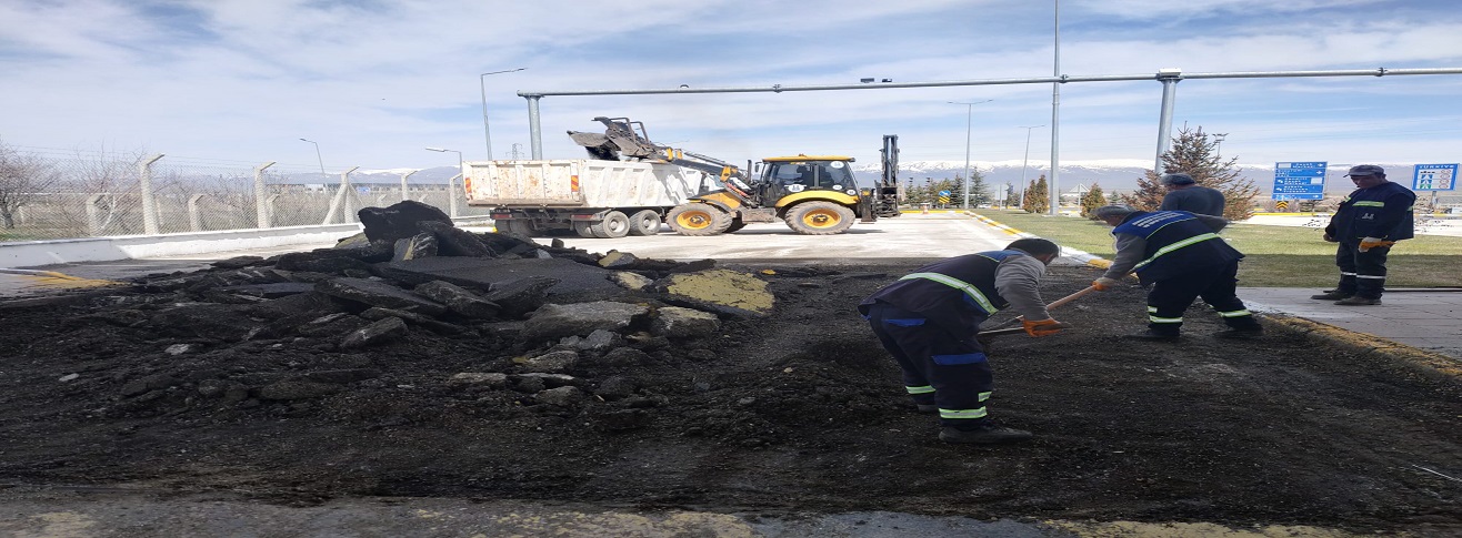 ERZURUM BÜYÜKŞEHİR BELEDİYESİ TARAFINDAN HAVALİMANIMIZDA YOL BAKIM, ASFALTLAMA VE PEYZAJ ÇALIŞMALARI YAPILIYOR