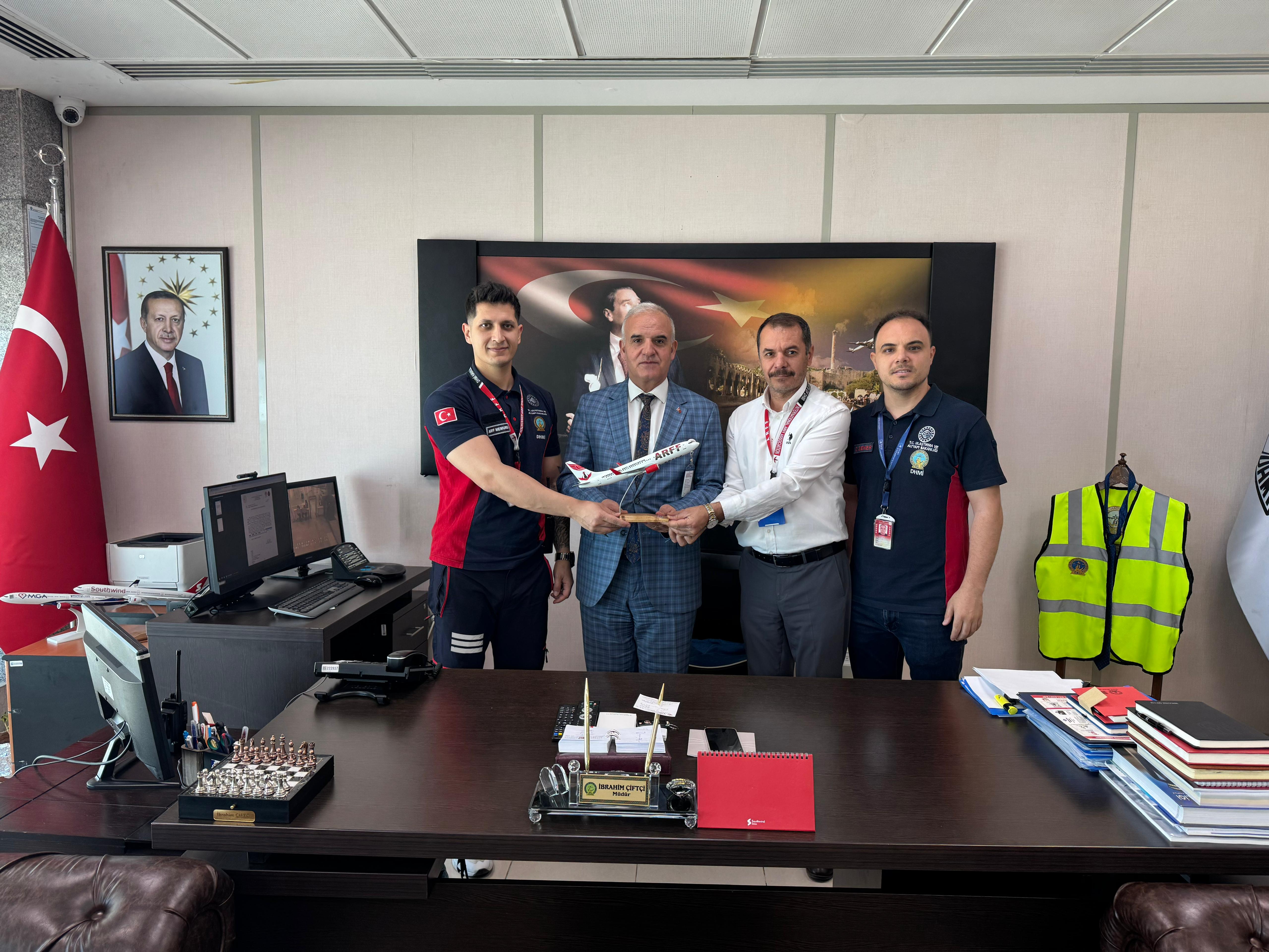 ARFF Birimimiz Havalimanı Müdürümüze Maket Uçak Hediye Etti