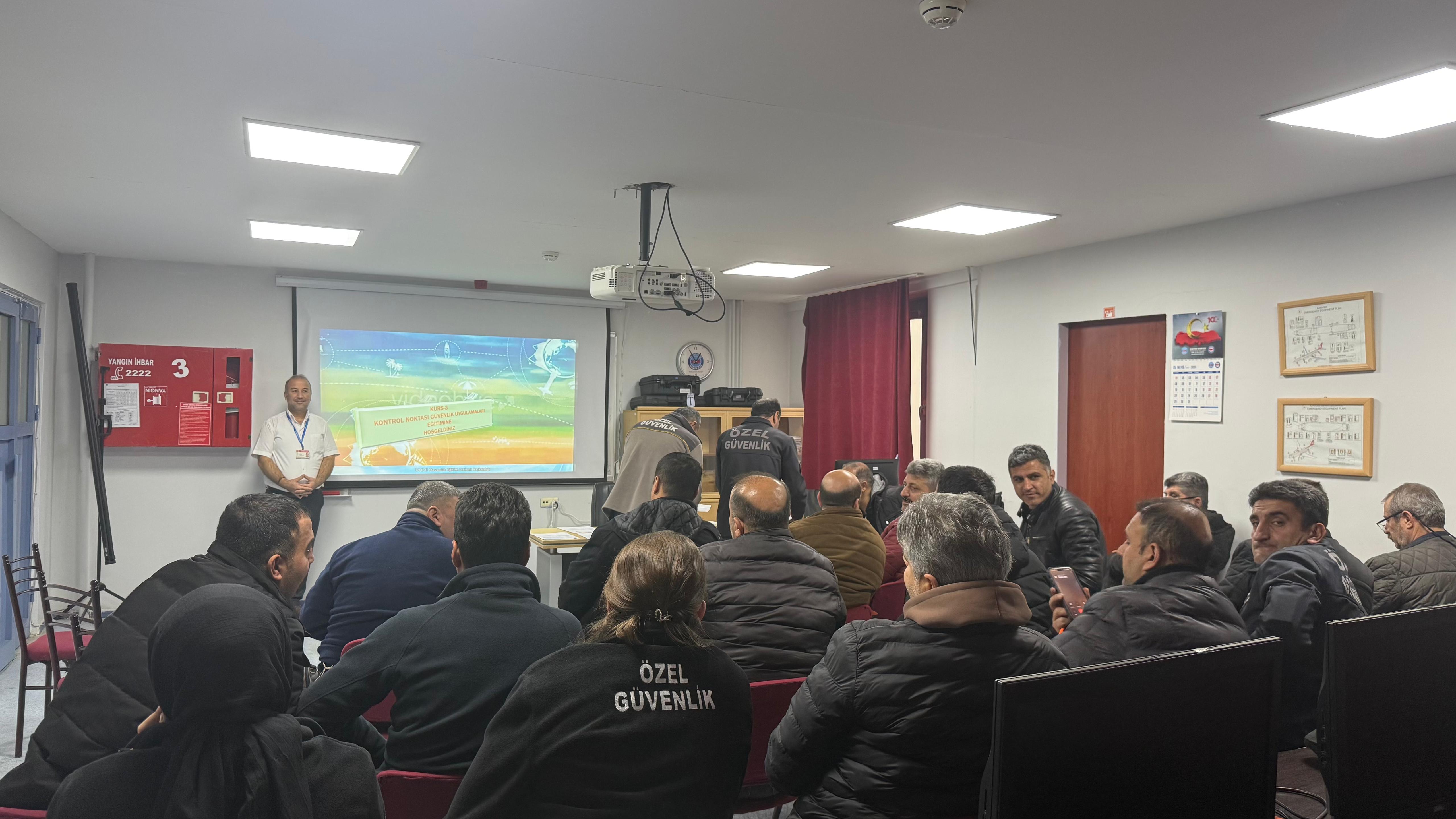 SİİRT HAVALİMANI MÜDÜRLÜĞÜNDE KURS-3 GÜVENLİK TAZELEME EĞİTİMİ VERİLMEYE BAŞLANDI